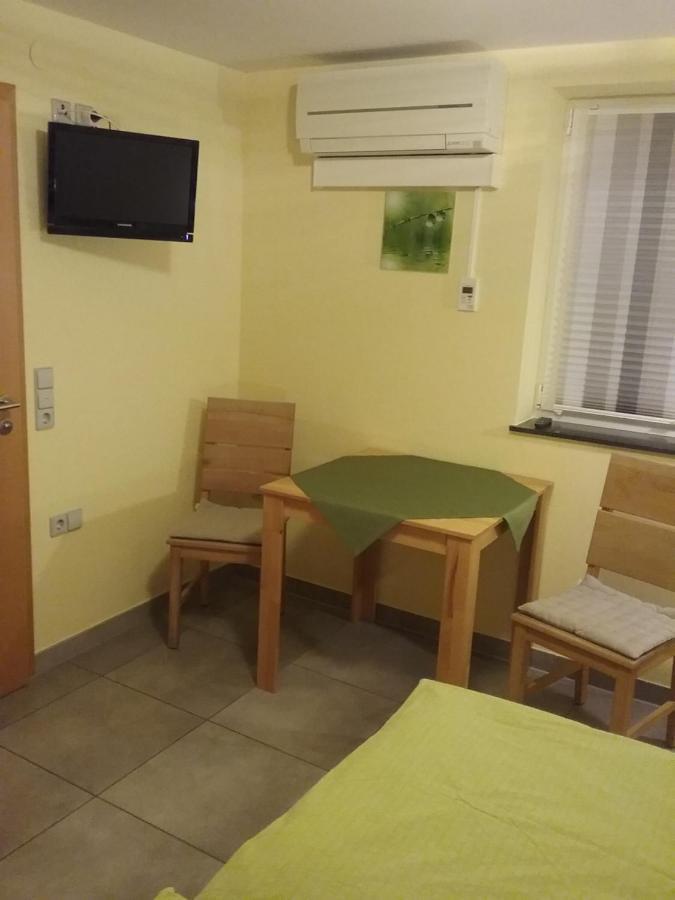 Gaestezimmer , Pension Wauri Waldenbuch Экстерьер фото